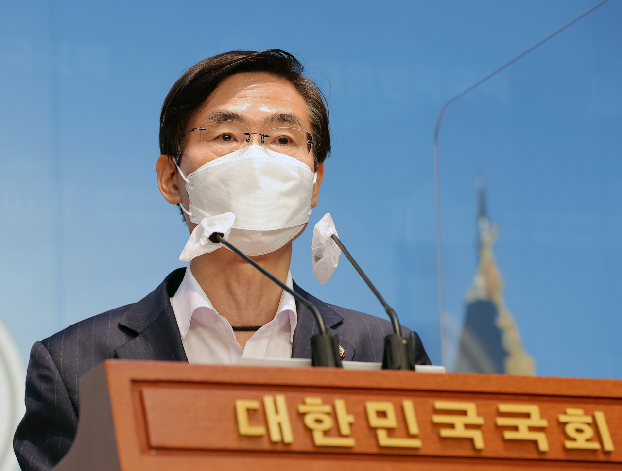 국민의힘 조경태 의원이 28일 서울 여의도 국회 소통관에서 권성동 원내대표의 사퇴와 현 지도부의 대승적 결단을 촉구하는 기자회견을 하고 있다. [연합]