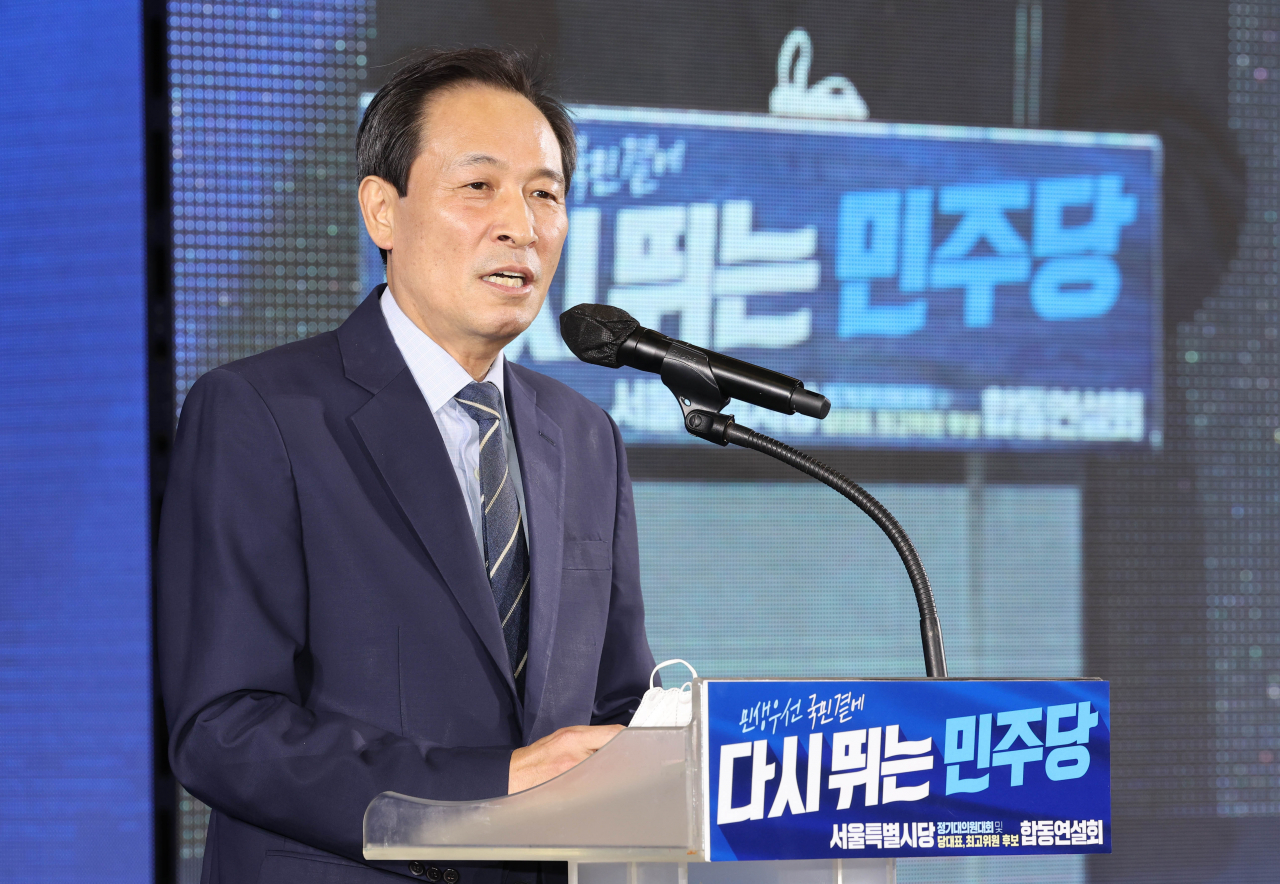 27일 오후 경기도 고양시 킨텍스에서 열린 더불어민주당 당 대표 및 최고위원 후보자 서울 합동연설회에서 우상호 비상대책위원장이 인사말을 하고 있다. 연합뉴스