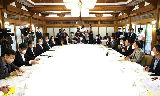 당정은 28일 추석 전 주요 물품의 가격을 1년 전 수준으로 관리하고 수해 피해 소상공인에 최대 400만원을 지급하기로 했다. [연합]