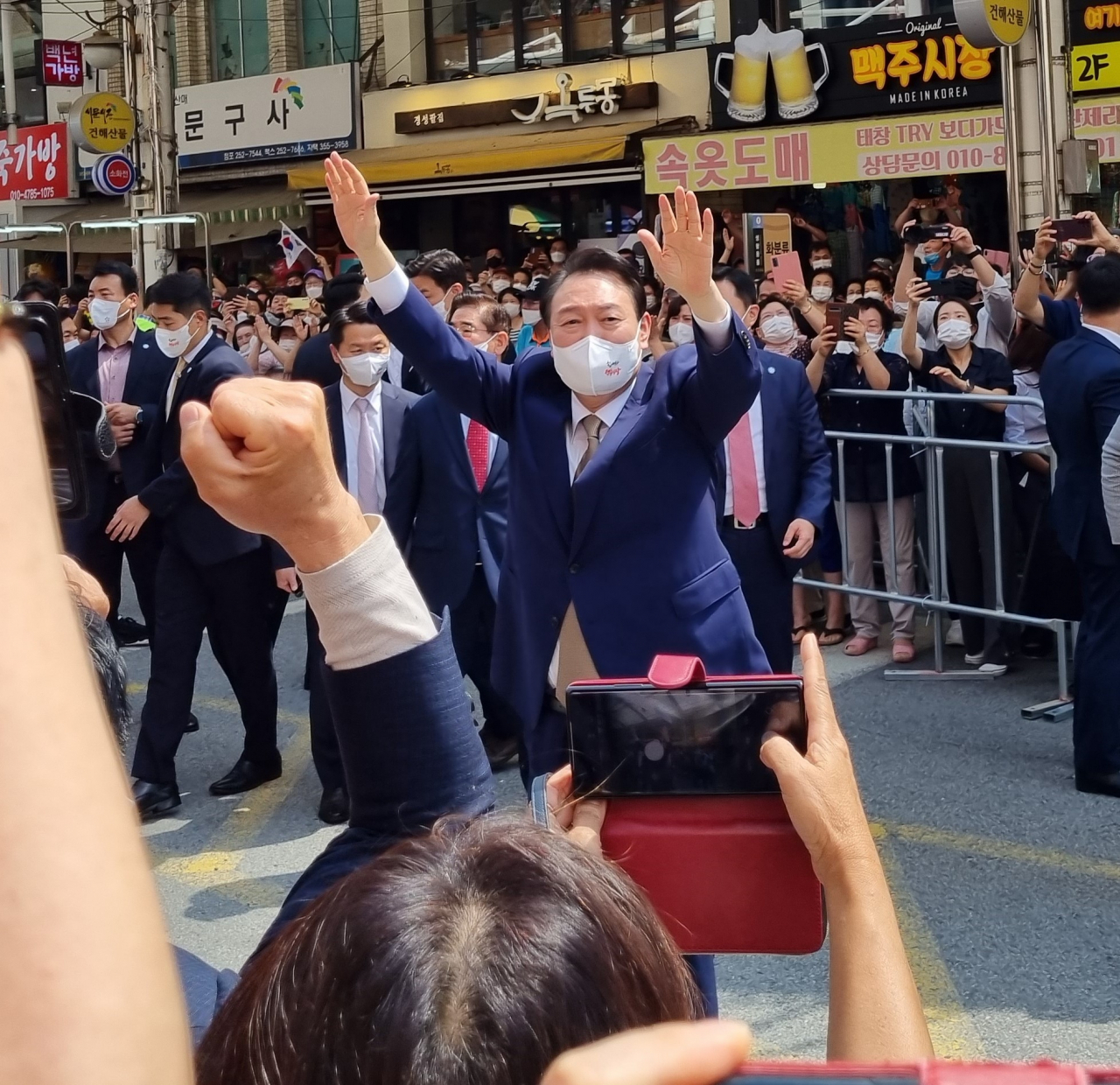윤석열 대통령이 26일 대구 중구 서문시장을 방문해 두 손을 들어 시민들과 인사를 나누고 있다.[사진=김병진 기자]