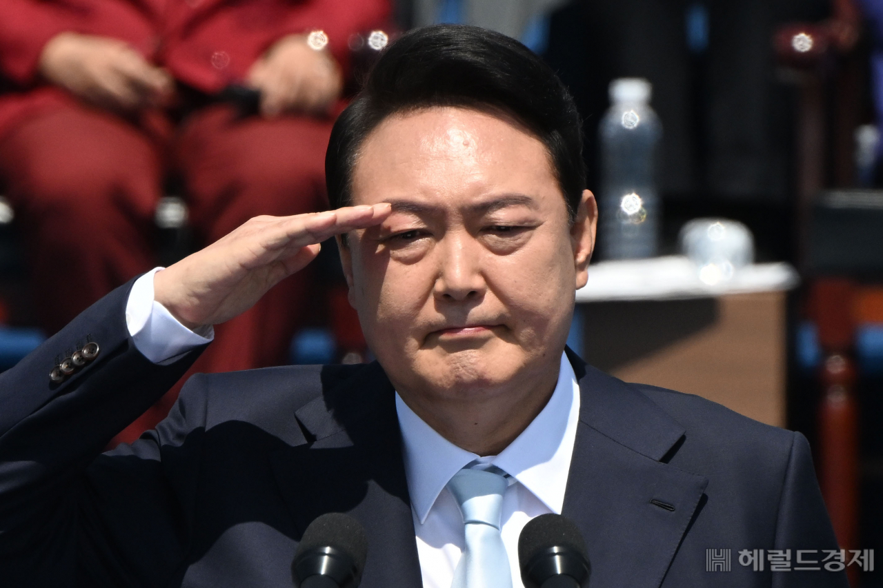 윤석열 제20대 대통령이 지난 5월 10일 서울 여의도 국회에서 열린 취임식에서 경례하고 있다. [헤럴드경제DB]