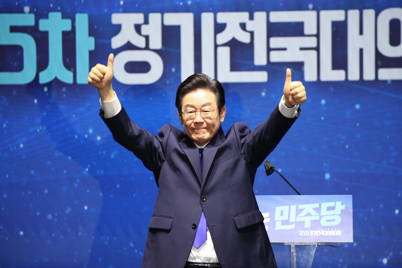 더불어민주당 이재명 신임 당 대표가 28일 서울 송파구 올림픽 체조경기장에서 열린 제5차 정기전국대의원대회에서 당 대표로 선출된 뒤 두 팔을 들어 인사하고 있다. [연합]