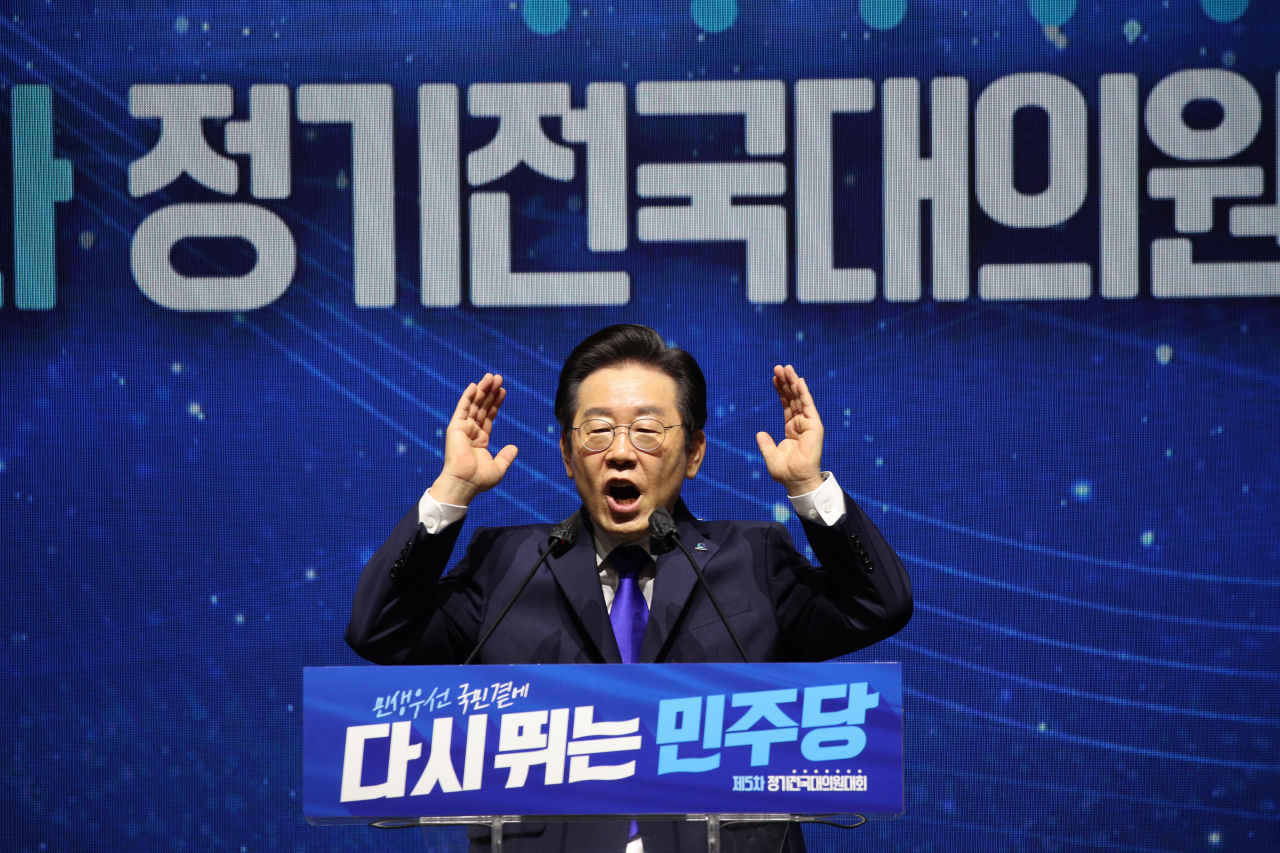 더불어민주당 이재명 신임 당 대표가 28일 서울 송파구 올림픽 체조경기장에서 열린 제5차 정기전국대의원대회에서 당 대표로 선출된 뒤 수락 연설을 하는 모습이다. 연합뉴스