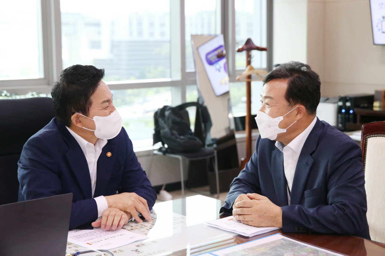 김성제(오른쪽) 의왕시장이 원희룡 국토교통부 장관을 만나 주요 현안 해소 대책을 건의했다