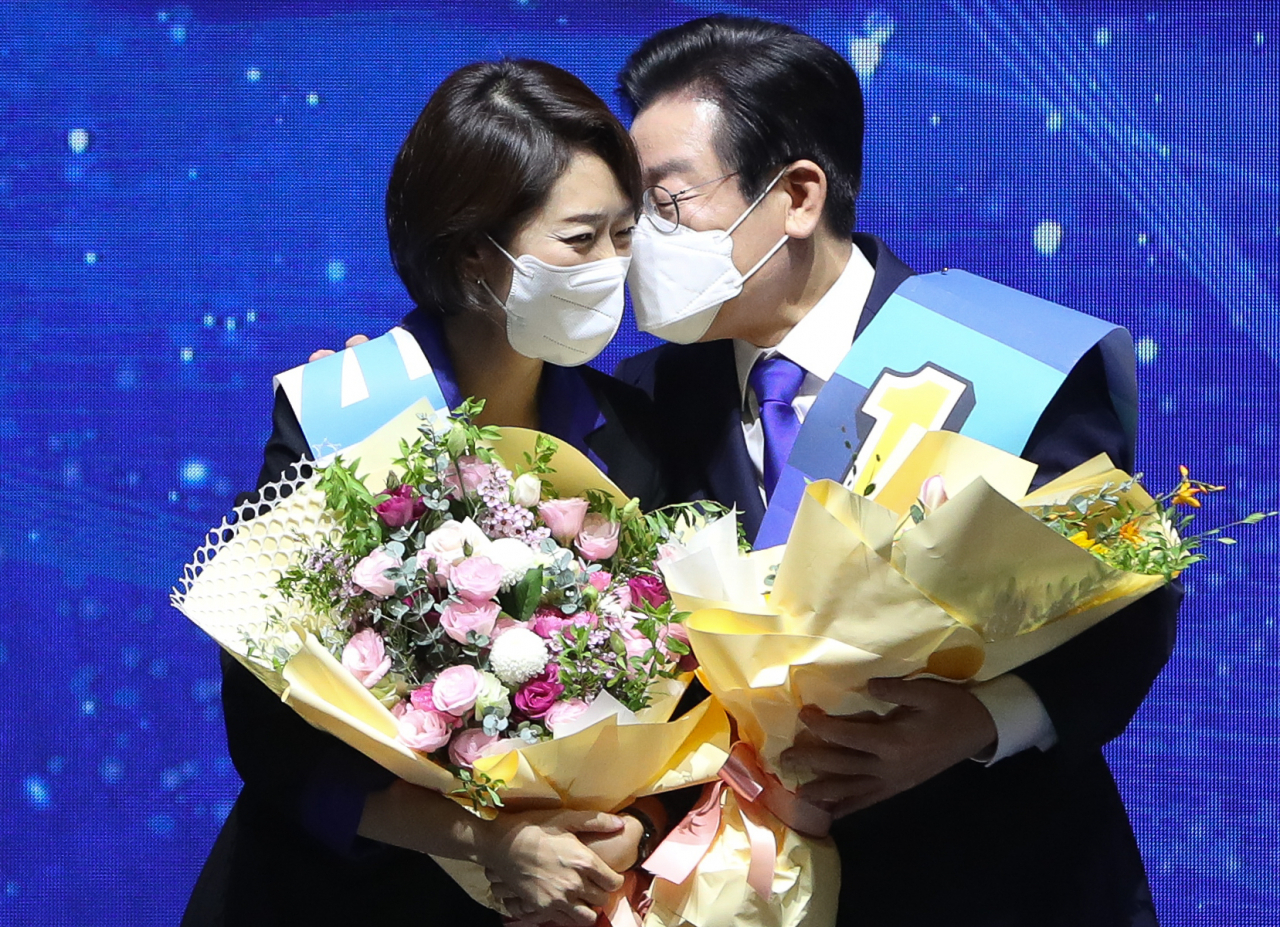 더불어민주당 이재명 신임 당 대표가 28일 서울 송파구 올림픽 체조경기장에서 열린 제5차 정기전국대의원대회에서 당대표로 선출 된 뒤 고민정 최고위원과 대화하고 있다. [국회사진기자단]