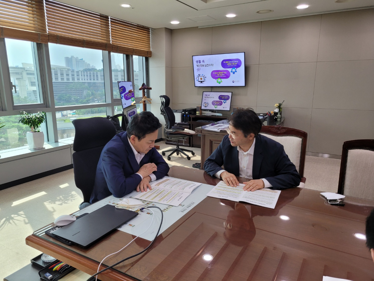 이동환(오른쪽) 고양특례시장이 원희룡 국토교통부장관에게 핵심 숙원사업 해소책을 건의했다.