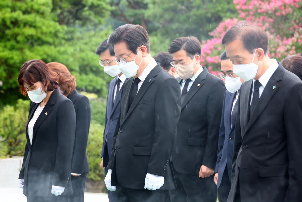 이재명 더불어민주당 신임 당 대표 등 지도부가 29일 오전 서울 동작구 국립서울현충원을 찾아 참배하고 있다. [연합]
