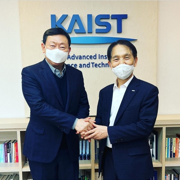 신동빈 롯데그룹 회장(왼쪽)이 지난 2월 한국과학기술원(KAIST)을 방문해 이광형 총장을 만났다. [배상민 롯데 디자인경영센터장 인스타그램]