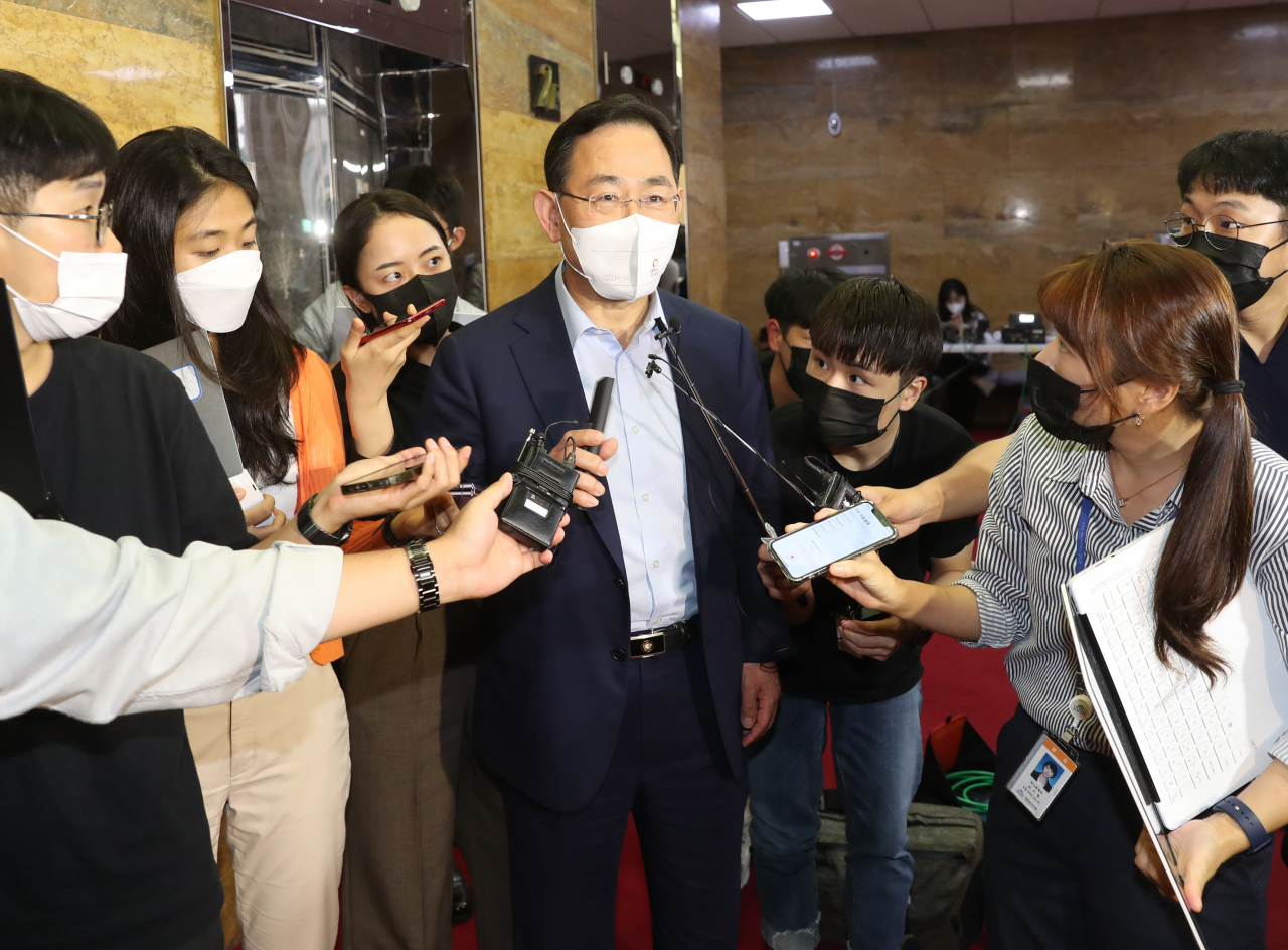 주호영 국민의힘 비상대책위원장이 26일 오후 이준석 전 대표가 낸 비대위 효력정지 가처분 신청을 법원이 사실상 받아들인 것과 관련해 국회에서 긴급 대책회의를 한 뒤 국회를 나서며 기자들의 질문에 답하고 있다. [연합]