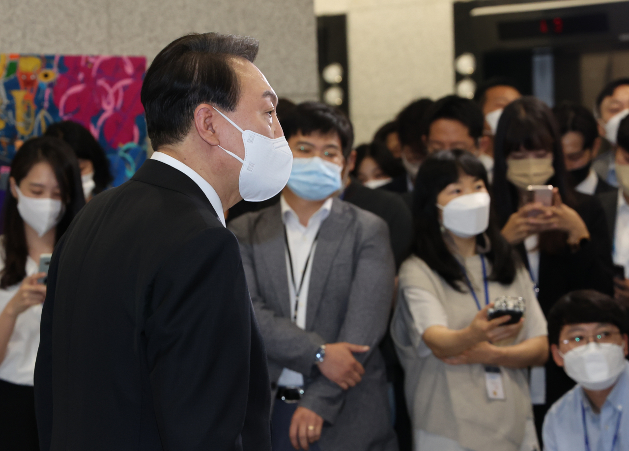 윤석열 대통령이 29일 오전 서울 용산 대통령실 청사로 출근하며 취재진의 질문에 답하고 있다. [연합]