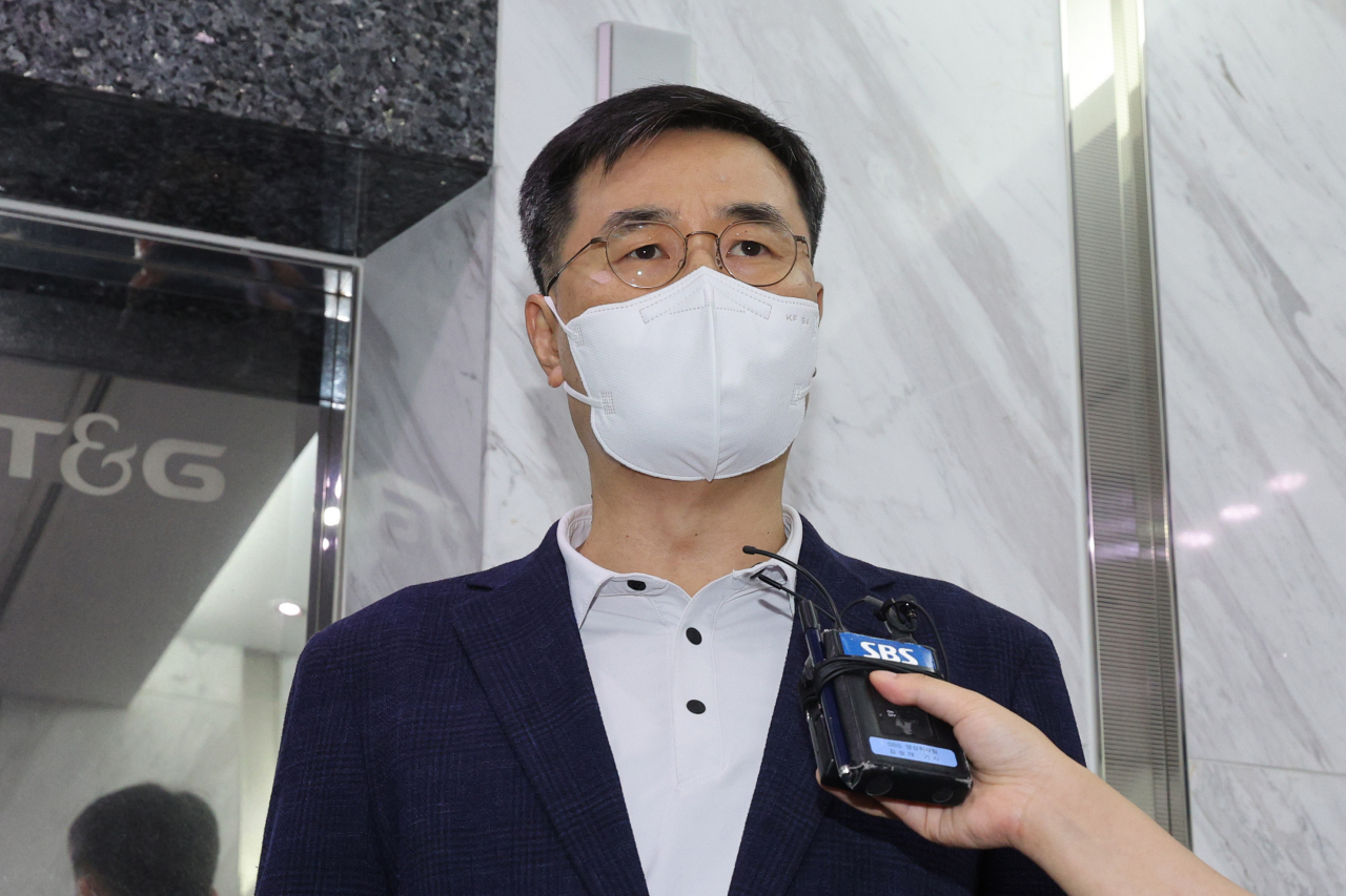 공군 성폭력 피해자 고(故) 이예람 중사 사망 사건의 부실 초동수사 의혹 책임자로 지목된 전익수 공군본부 법무실장이 지난달 27일 오후 서울 서대문구 특별검사팀 사무실에 피의자 신분으로 출석해 취재진의 질문에 답하고 있다. [연합]