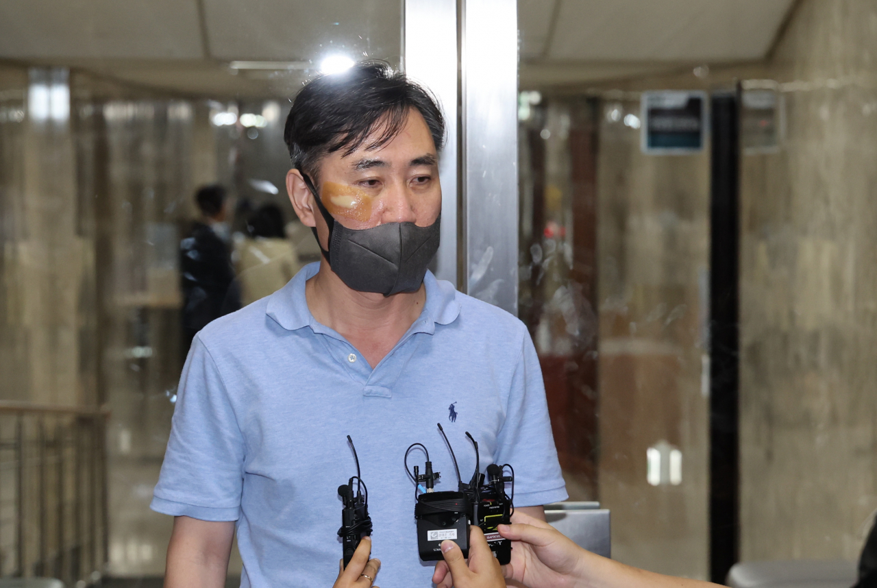 하태경 국민의힘 의원이 지난 27일 오후 서울 여의도 국회에서 열린 의원총회 도중 의원총회장 밖으로 나와 기자들의 질문에 답하고 있다. [연합]