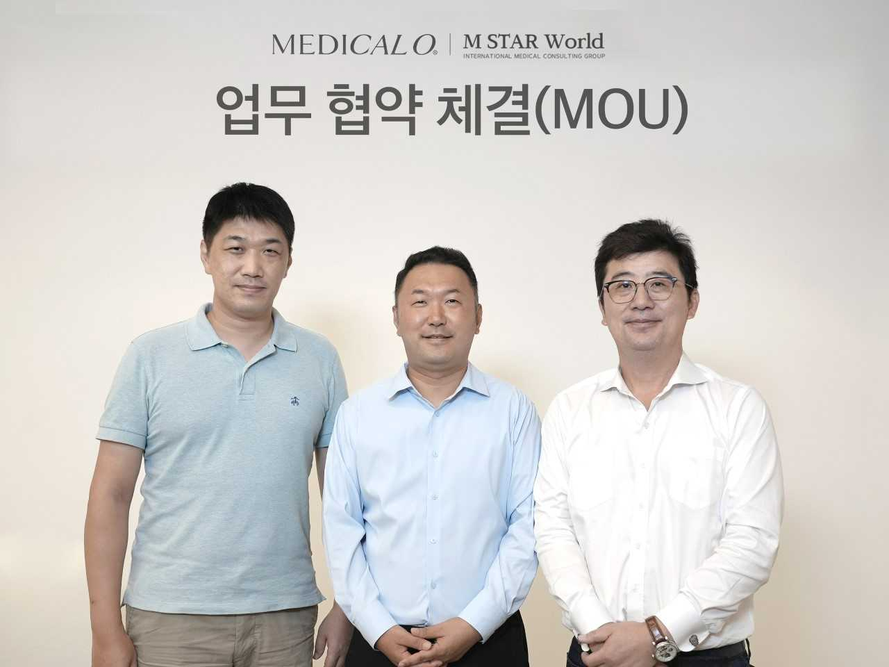 장동훈 메디컬오 대표(가운데)와 엠스타월드 관계자들이 메디컬오의 싱가포르 진출에 관한 업무협약을 맺고, 기념사진을 촬영했다.[메디컬오 제공]