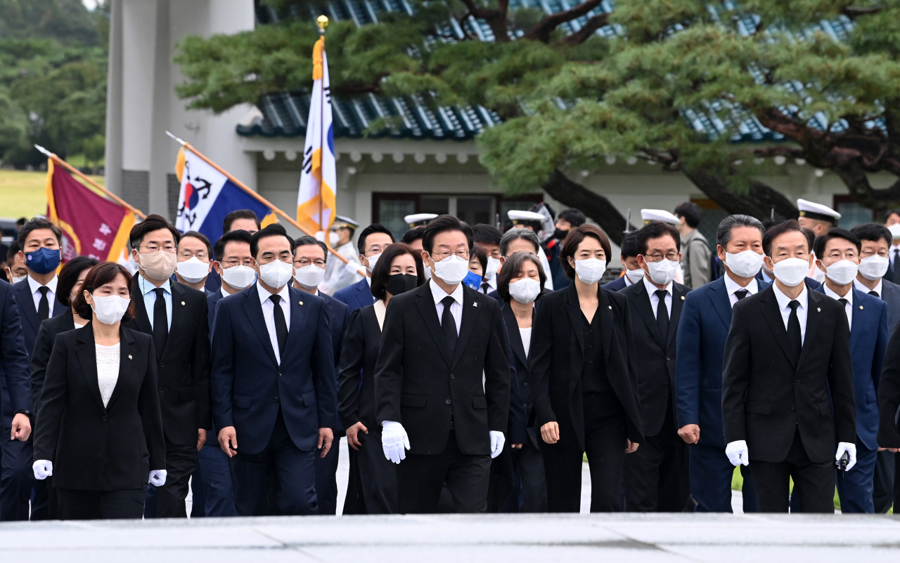 더불어민주당 이재명 당 대표를 비롯한 신임 지도부가 29일 오전 서울 동작구 국립서울현충원을 찾아 현충탑으로 향하고 있다. [사진=이상섭 기자]