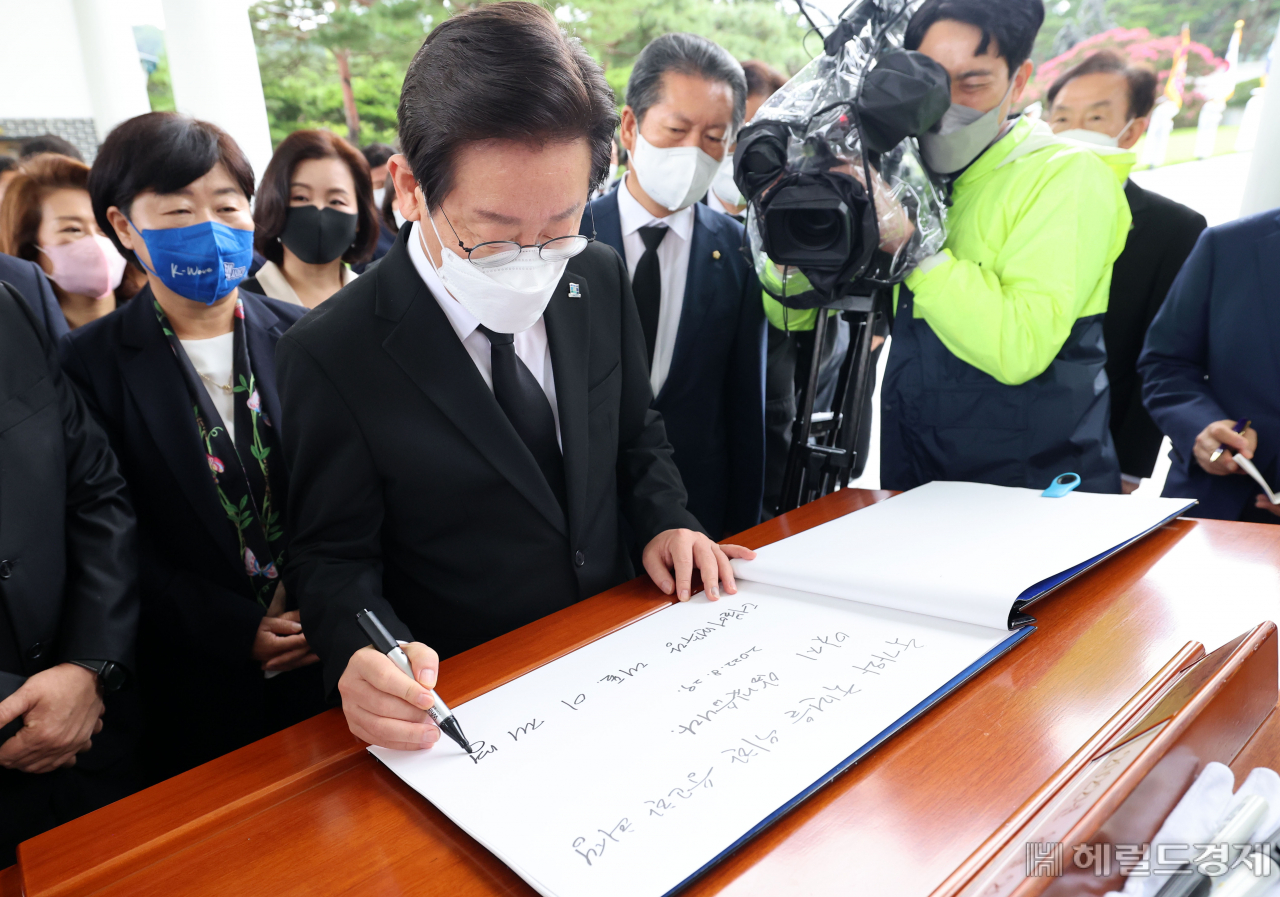 이재명 더불어민주당 신임 당대표와 지도부는 29일 오전 동작동 국립서울현충원을 찾아 참배했다. 이재명 대표가 방명록에 서명을 하고 있다. 이상섭 기자