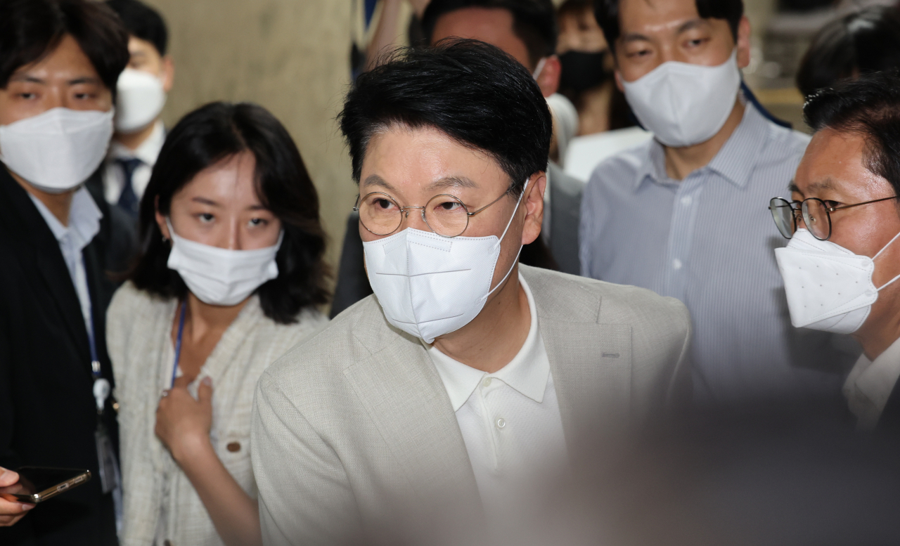 장제원(가운데) 국민의힘 의원이 지난 27일 오후 서울 여의도 국회에서 열린 의원총회에 참석하고 있다. [연합]