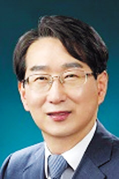 중소·중견기업을 대상으로 중대재해 예방 컨설팅과 매뉴얼 제작을 지원하는 사업이 추진된다.
한국산업단지공단(이사장 김정환·사진)은 안전한 산업단지 조성을 위한 ‘산단 입주기업 중대재해 예방 솔루션’ 사업을 시작한다고 29일 밝혔다.
산단공은 이를 통해 중대재해처벌법 등 안전 관련 법적 책임에 대한 산업단지 입주 중소?중견기업의 현실적인 부담을 완화하고, 기업 맞춤형 안전보건관리체계 구축과 자율적 재해예방역량 확보를 지원한다는 계획이다.
중대재해 예방 솔루션 사업은 ▷안전진단컨설팅 ▷기업 맞춤형 중대재해 예방·대응·복구 매뉴얼 제작 ▷매뉴얼 기반 교육·훈련 등을 지원하며 올 12월까지 진행된다.
지원대상은 산단공이 관리 중인 64개 산업단지에 입주한 중소·중견기업 중 10개 사를 선정할 예정이다.
유재훈 기자