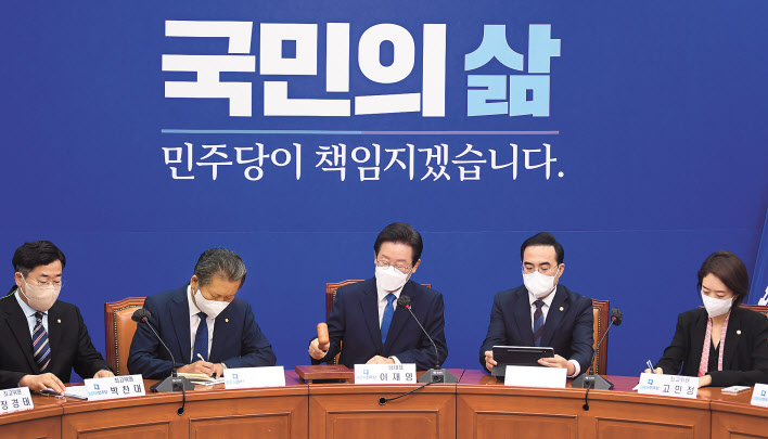 이재명 더불어민주당 신임 대표가 29일 오전 국회에서 열린 최고위원회의에서 의사봉을 두드리고 있다. 이날 최고위 회의는 이 대표를 비롯해 전날 최고위원으로 선출된 박찬대, 정청래, 고민정 의원 등 전날 전당대회에서 새로 선출된 지도부가 참석한 가운데 진행됐다. 이상섭 기자