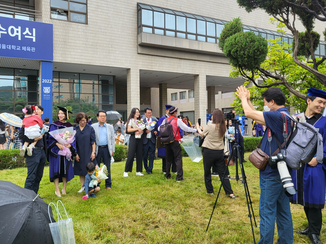 29일 오전 서울 관악구 서울대 관악캠퍼스에서 열린 후기졸업식에 참석한 졸업생과 가족이 사진을 찍고 있다. 박혜원 기자