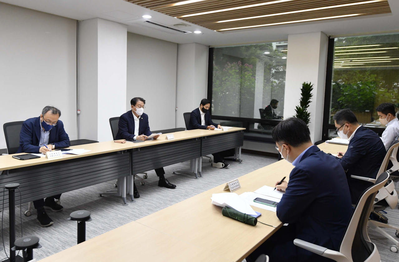 방기선(왼쪽 두 번째) 기획재정부 1차관이 29일 서울 영등포구 한국수출입은행에서 열린 '시장상황점검회의'를 주재하고 있다.[연합]