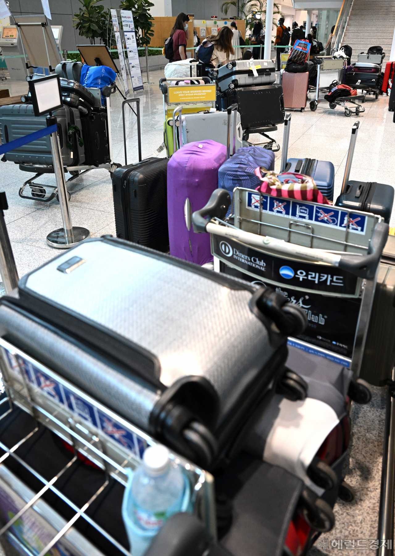 29일 인천 중구 인천국제공항 제2여객터미널 코로나19 검사소에서 케리어 가방 뒤로 여행객들이 검사받기 위해 대기하고 있다. 영종도=임세준 기자