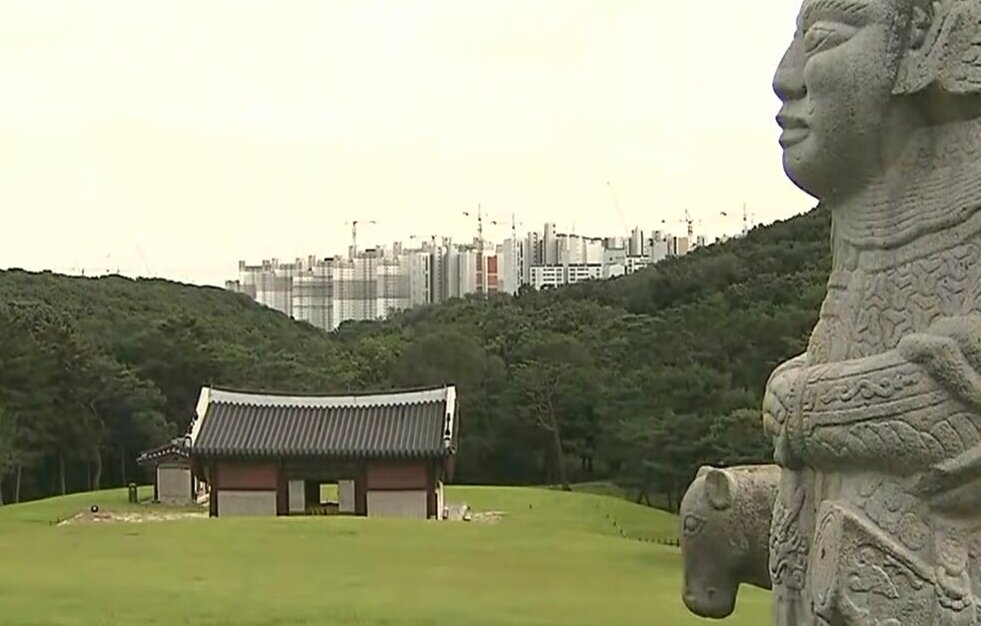 김포장릉 경관 훼손으로 유네스코 유산 등재 목록에서 탈락위기에 놓였다.