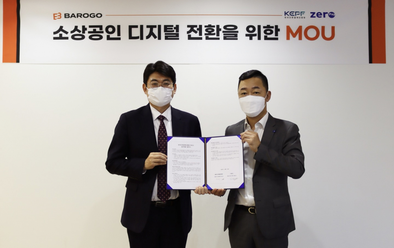 바로고는 ‘한국간편결제진흥원’과 ‘소상공인 디지털 전환을 위한 MOU’를 체결했다고 29일 밝혔다. 문효주(왼쪽) 한국간편결제진흥원 상무와 김희종 바로고 CBO가 업무 협약 체결 이후 기념 촬영을 진행하고 있다. [바로고 제공]