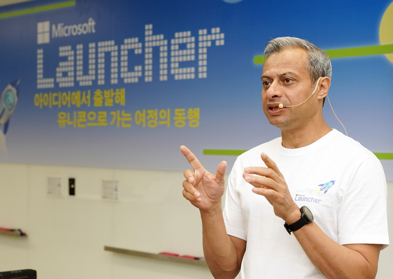 한국마이크로소프트는 국내 스타트업 지원 플랫폼 ‘마이크로소프트 런처(Microsoft Launcher)’를 시작한다고 29일 밝혔다. 아흐메드 마즈하리 MS 아시아 사장이 환영사를 하고 있다. [한국마이크로소프트 대표]