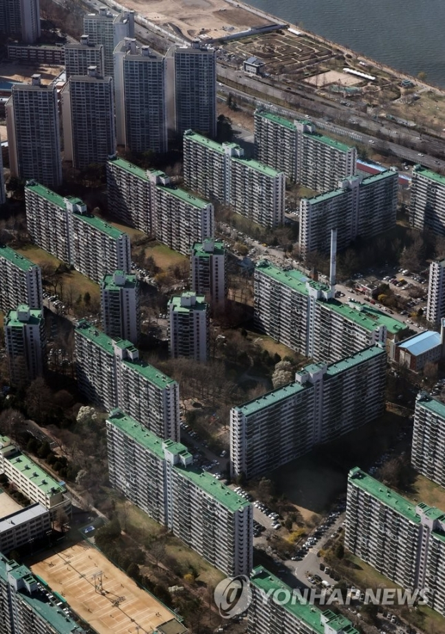 주택 시장이 침체 되며 불패 신화를 이어가던 강남의 재건축 단지에서도 계약 해지 물건이 등장했다. 사진은 잠실주공5단지 전경. [연합]