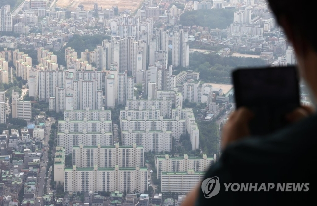 윤석열 정부가 첫 주택공급대책을 발표한 지난 16일 서울 송파구 롯데월드타워 서울스카이에서 바라본 아파트 단지. [연합]