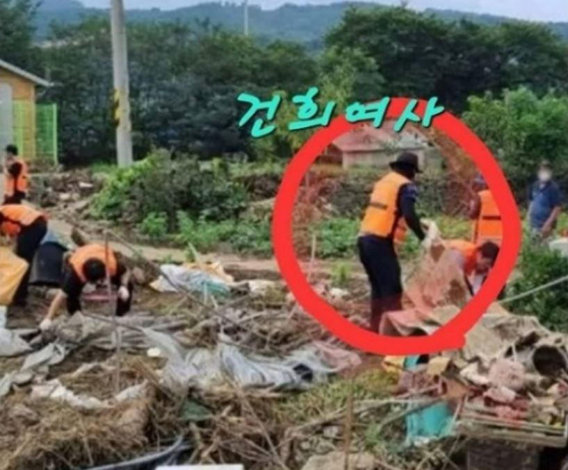김 여사 팬카페 ‘건희사랑’ 관리자가 공식 페이스북을 통해 “건희여사님 수해복구 봉사활동”이라는 글과 함께 올린 사진. [유튜브]