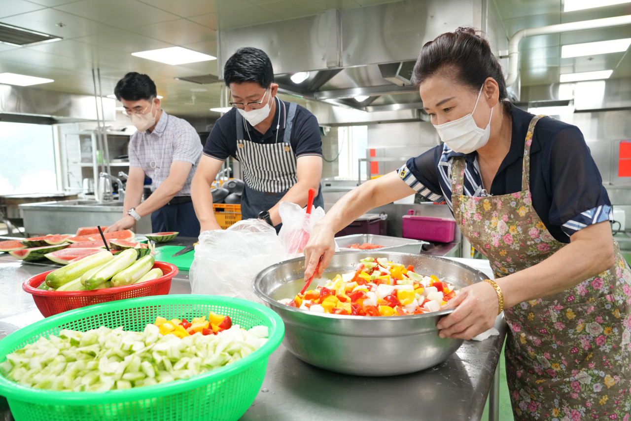 청해아구찜 음식점을 운영하고 있는 김수정 사장과 BNK경남은행 인사부 직원들이 콩국수 500인분을 정성스레 만들고 있다. [BNK경남은행 제공]