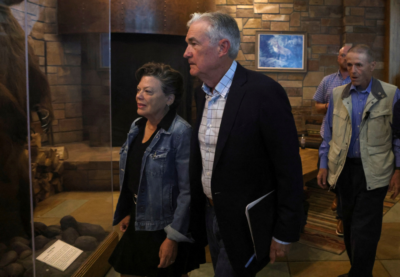 Jerome Powell, chair of the Federal Reserve, and his wife Elissa Leonard attend a dinner program at Grand Teton National Park where financial leaders from around the world are gathering for the Jackson Hole Economic Symposium outside Jackson, Wyoming, U.S., August 25, 2022. (Reuters)