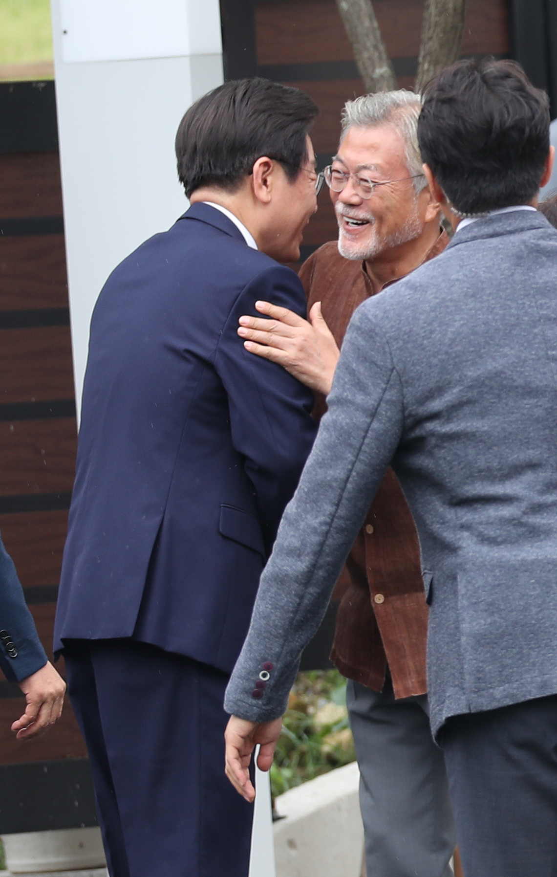문재인 전 대통령이 29일 오후 경남 양산시 하북면 평산마을 사저로 예방한 더불어민주당 이재명 신임 대표를 문밖으로 나와 맞이하고 있다. [연합]