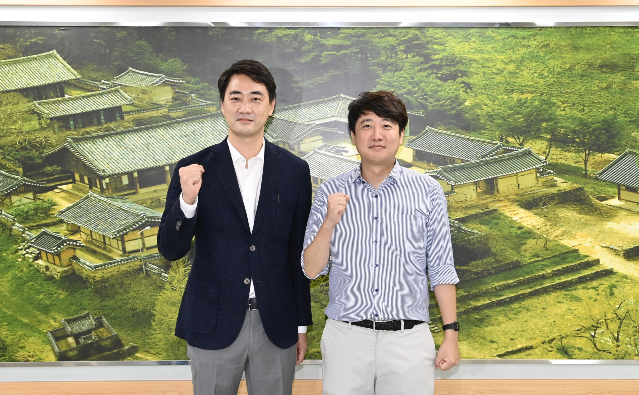 이준석 국민의힘 전 대표가 29일 대구 달성군청을 찾아 최재훈 달성군수와 면담 후 포즈를 취하고 있다. [연합]