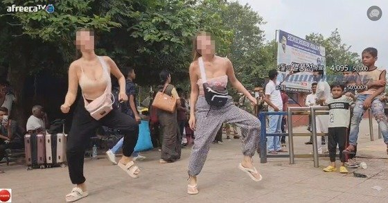 아프리카TV 여성 BJ 두 명이 인도 거리에서 춤을 추고 있다. [아프리카TV]