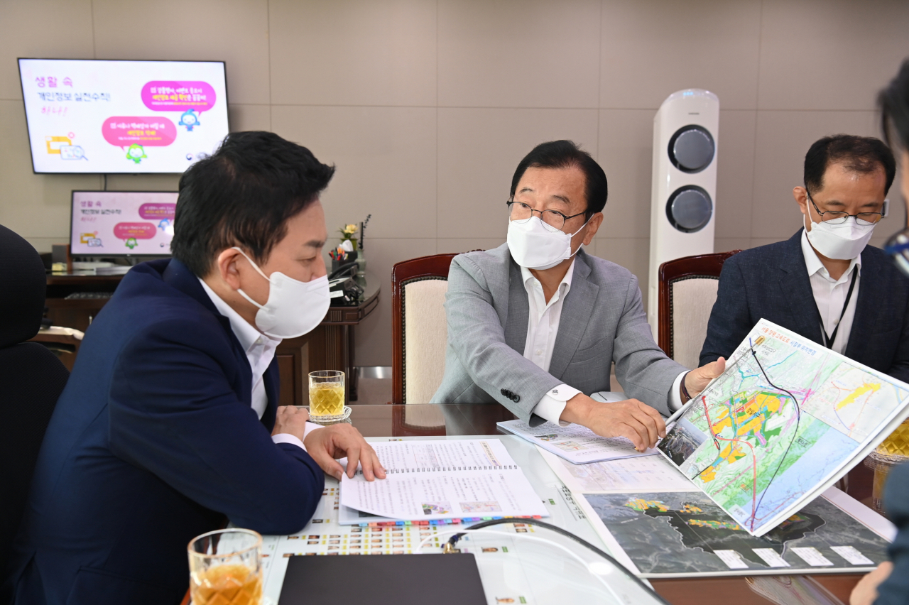 이현재(가운데) 하남시장이 원희룡(왼쪽 첫번째) 국토교통부장관에게 市 신도시 현안해결을 요청했다.