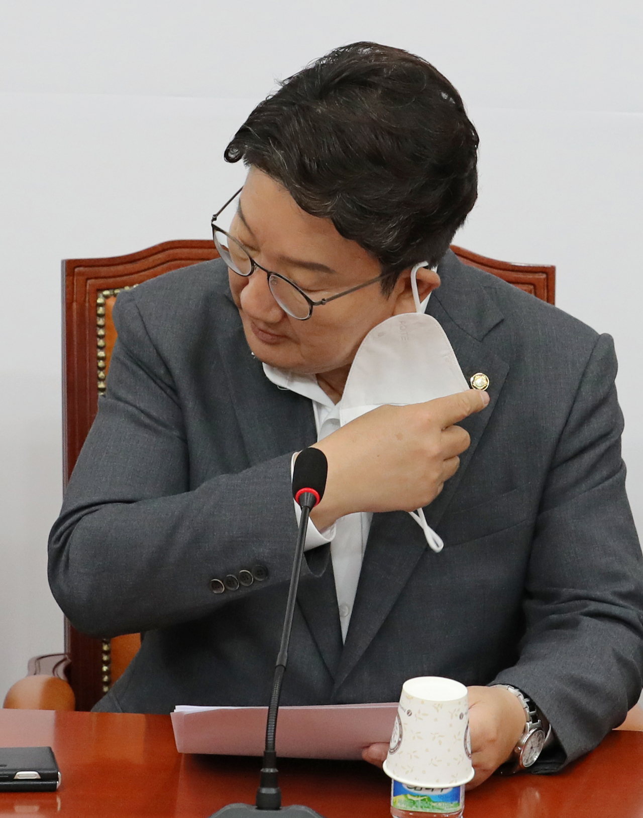 국민의힘 권성동 원내대표가 29일 서울 여의도 국회에서 열린 비상대책위원회의에서 발언에 앞서 마스크를 벗고 있다. [연합]