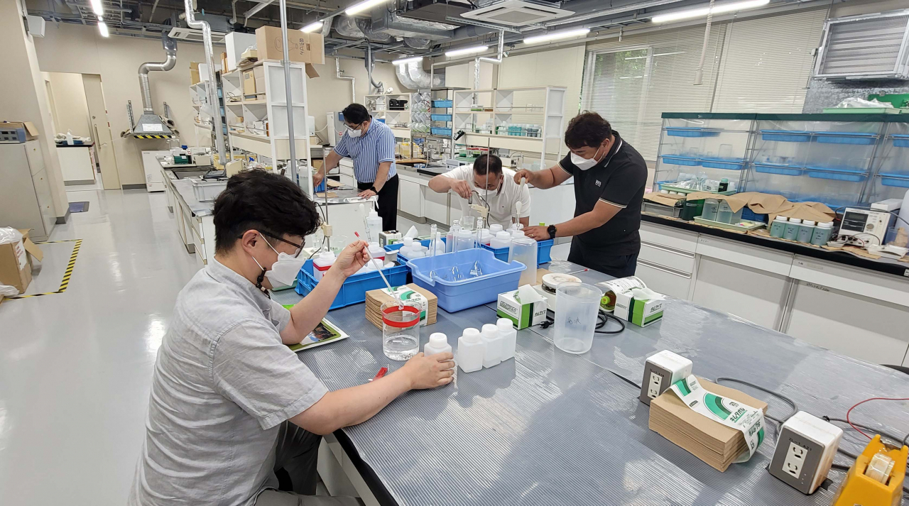 영진전문대 전문기술석사과정 학생들이 일본 관동학원대 연구소에서 알루미늄 부식 표면처리 실습을 하고 있다.[영진전문대 제공]