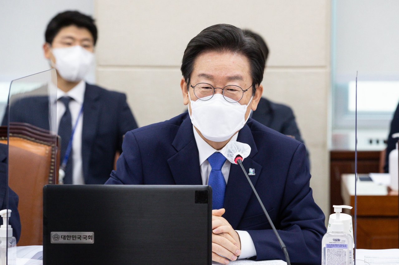 지난 29일 서울 여의도 국회에서 열린 국방위원회 전체회의에서 이재명 더불어민주당 대표가 신상 발언을 하고 있다. [연합]