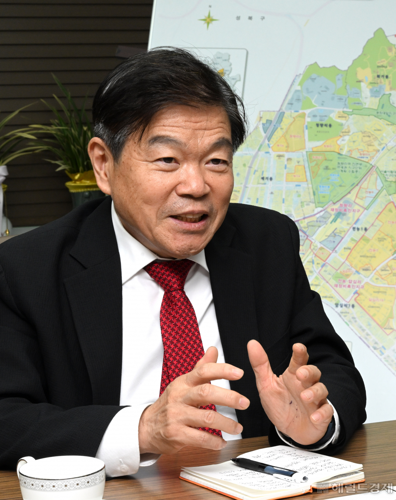 이필형 동대문구청장이 30일 서울 동대문구청 집무실에서 헤럴드경제와 인터뷰를 하고 있다. 임세준 기자