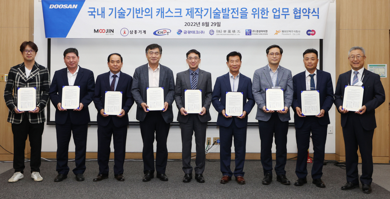 29일 경북 경주 경주화백컨벤션센터에서 진행된 ‘국내기술 기반의 캐스크 제작기술 발전을 위한 MOU’ 협약식에서 조창열(왼쪽 다섯번째) 두산에너빌리티 원자력서비스 담당과 8개 협력사 대표이사들이 기념사진를 촬영하고 있다. [두산에너빌리티 제공]