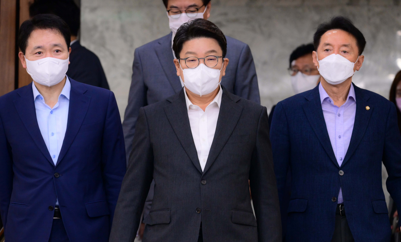 국민의힘 권성동 원내대표가 30일 서울 여의도 국회에서 열린 원내대책회의에 참석하고 있다. [연합]