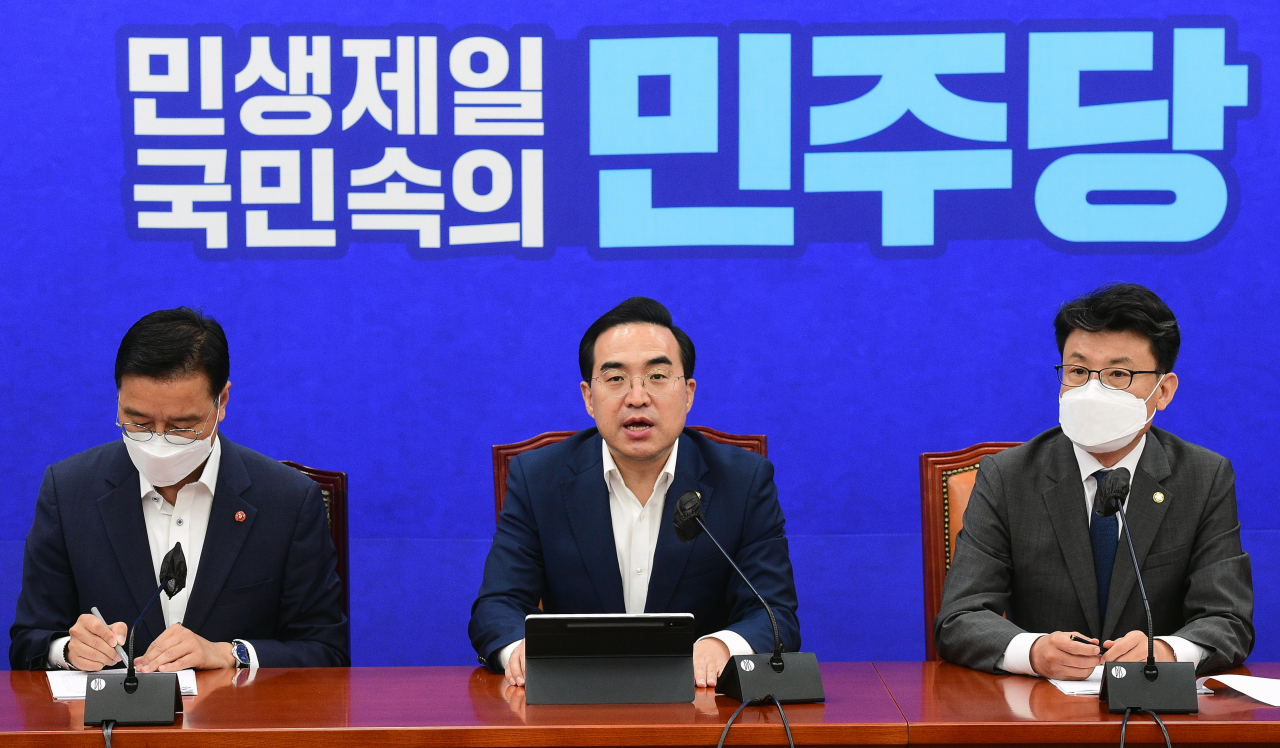 더불어민주당 박홍근 원내대표가 30일 국회에서 열린 원내대책회의에서 발언하고 있다. 이상섭 기자