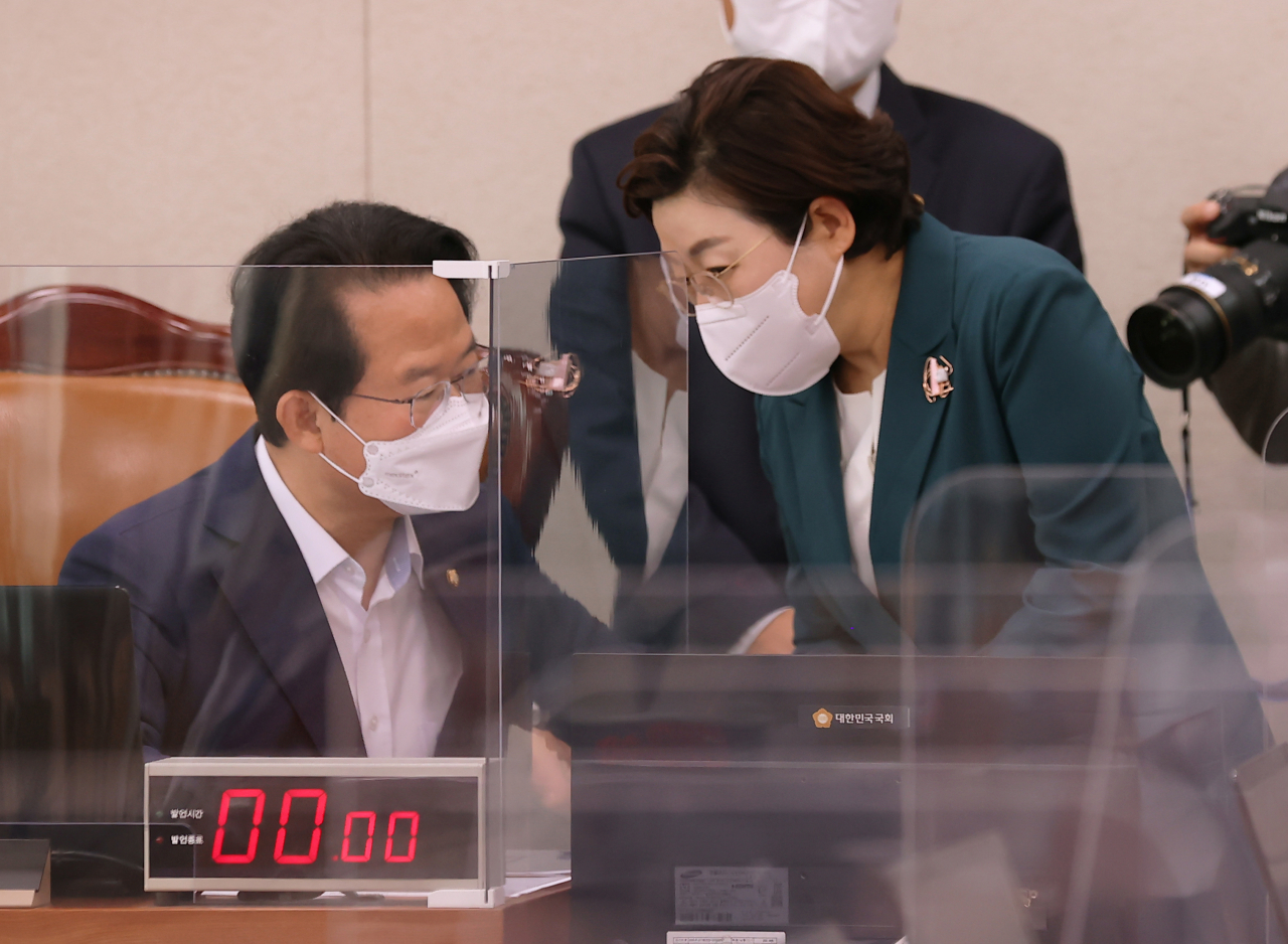 류성걸 민생경제안정특위 위원장과 국민의힘 간사 김정재 의원이 29일 서울 여의도 국회에서 열린 민생경제안정특별위원회 전체회의에서 대화하고 있다. [연합]