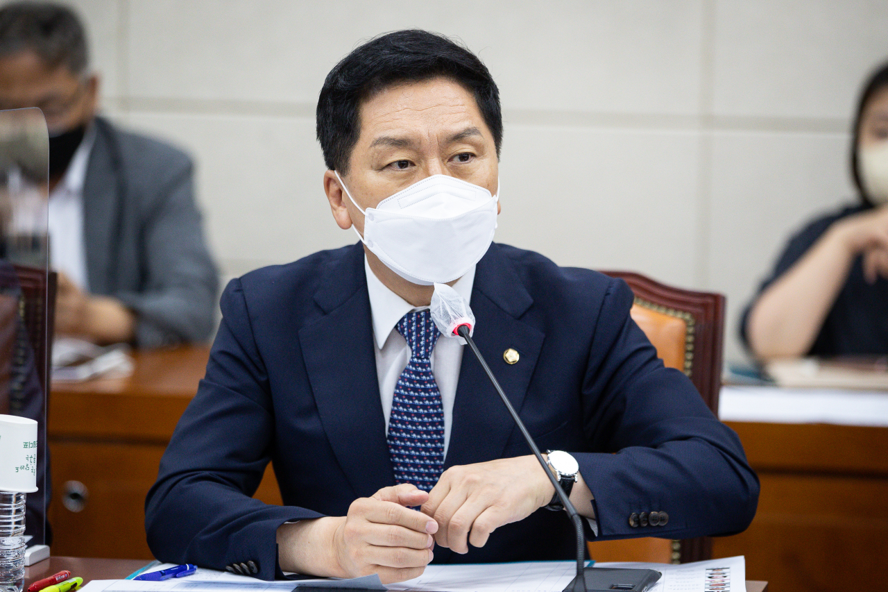 김기현 국민의힘 의원이 1일 서울 여의도 국회에서 열린 국방위원회 전체회의에서 인사말을 하고 있다. [연합]