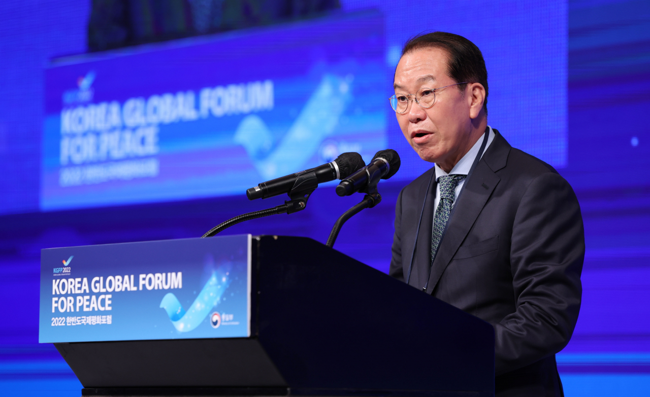권영세 통일부 장관이 30일 오전 서울 중구 밀레니엄힐튼서울에서 열린 2022 한반도국제평화포럼에서 개회사를 하고 있다. [연합]