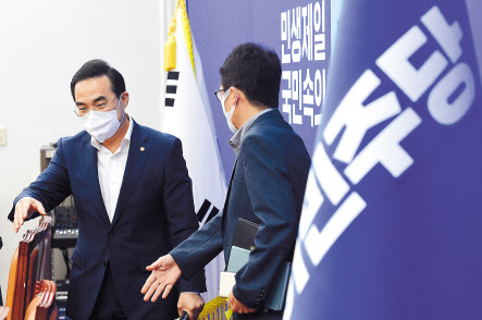 권성동 국민의힘 원내대표(위쪽 사진)와 박홍근 더불어민주당 원내대표가 각각 30일 국회에서 열린 자당의 원내대책회의에 참석하고 있다. 이상섭 기자