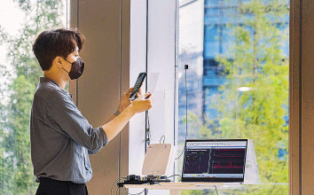 SK텔레콤 판교사옥에서 연구원들이 5G 데이터 모뎀용 투명안테나 및 고주파 대역용 RIS 성능을 검증하는 모습. [SK텔레콤 제공]