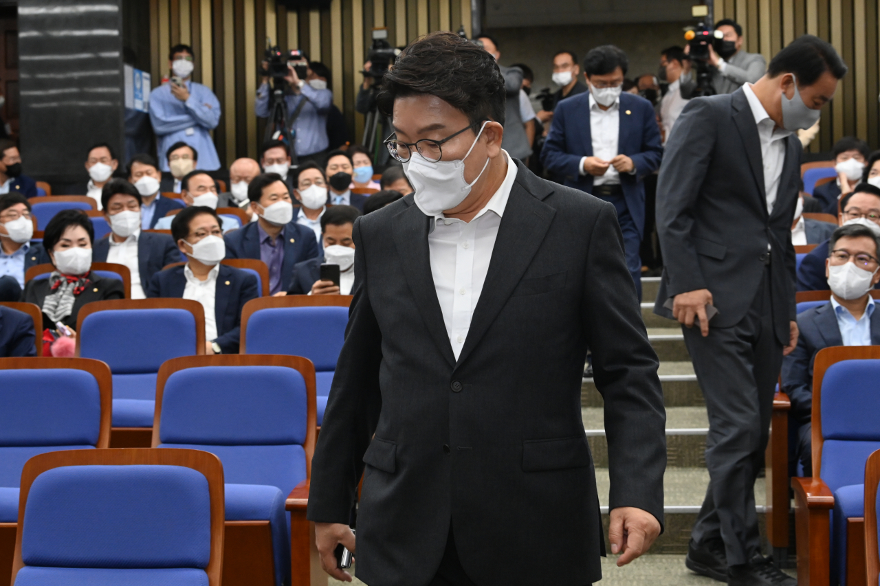 권성동 국민의힘 원내대표가 30일 국회에서 열린 의원총회에 참석하고 있다. [연합]